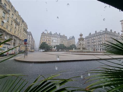 Rhône Pluie, grêle, rafales de vent : important orage .